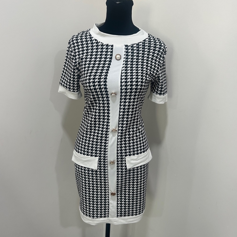printed form-fitting dress with button details